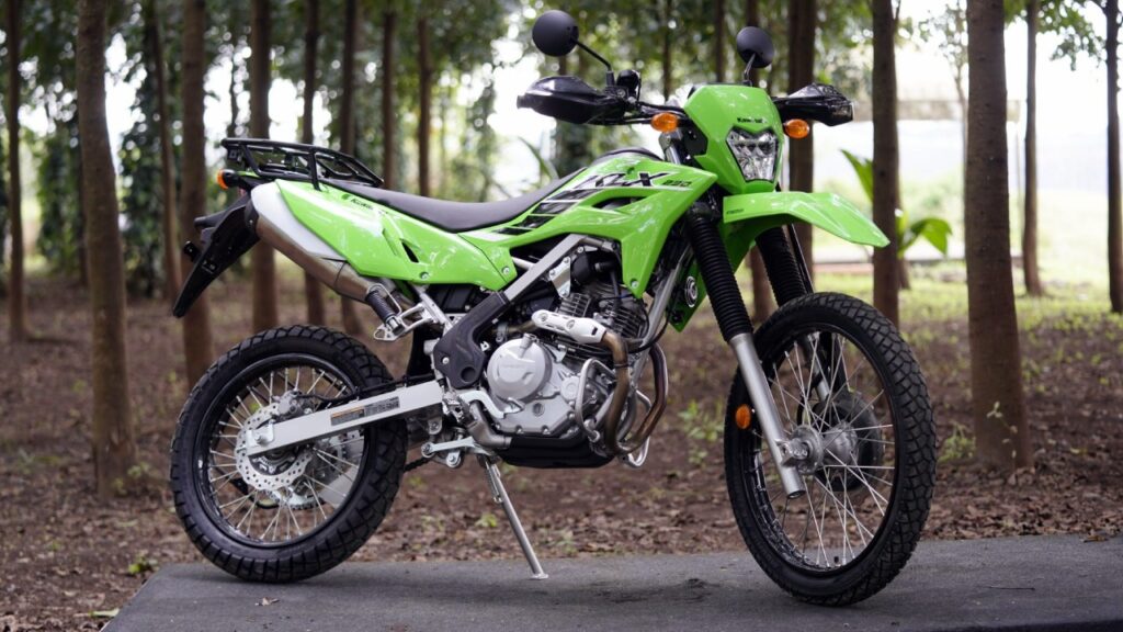 kawasaki KLX230 भारत की सबसे पतली बाइक जो हर किसी की पसंद 1 kawasaki KLX230