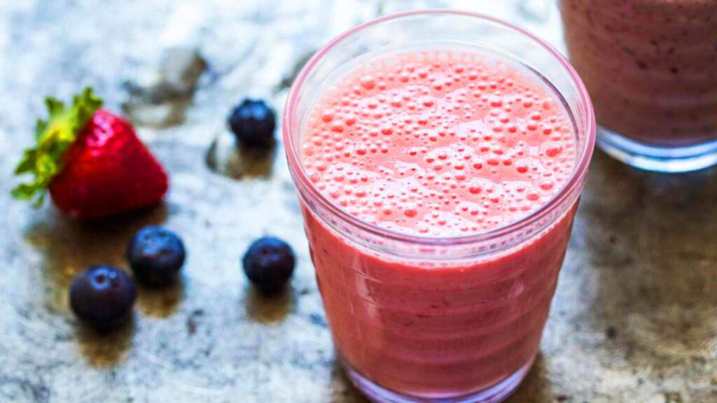 Berry Banana Smoothie Recipe 2026 : घर पर बनाएं 5 मिनट में टेस्टी और स्वादिष्ट Banana Smoothie 1 Berry Banana Smoothie Recipe