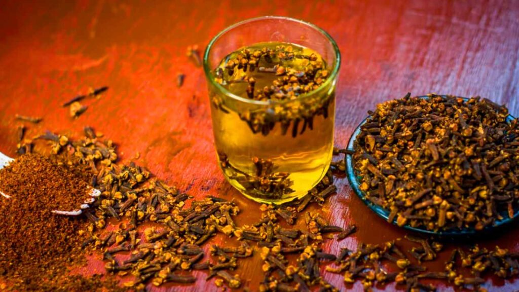 Clove Water For Skin 2026 : लौंग के पानी का त्वचा के लिए जानिए फायदे 1 Clove Water For Skin
