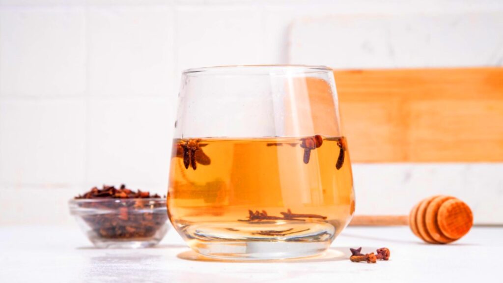 Clove Water For Skin 2026 : लौंग के पानी का त्वचा के लिए जानिए फायदे 2 Clove Water For Skin