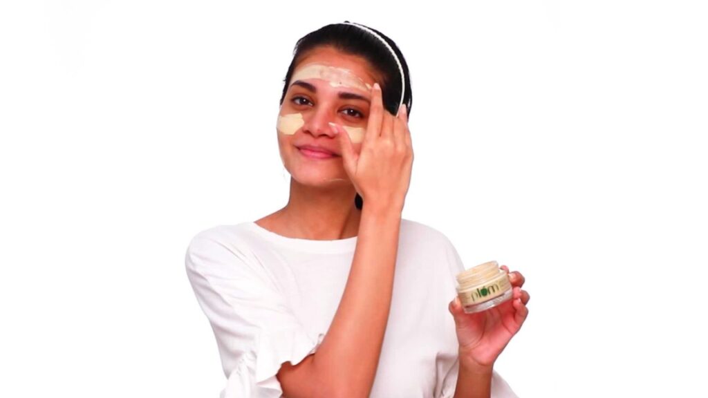 How to apply Plum Face Mask: तैलीय और Pimples स्किन के लिए बेस्ट Face Mask 2 Plum Face Mask