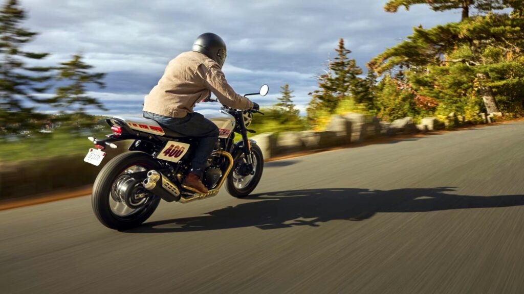 Triumph Tracker 400 Price: रॉयल एनफील्ड को टक्कर देने आई ट्रायम्फ की नई बाइक, कीमत जान उड़ जाएंगे होश l 2 Triumph Tracker 400 Price